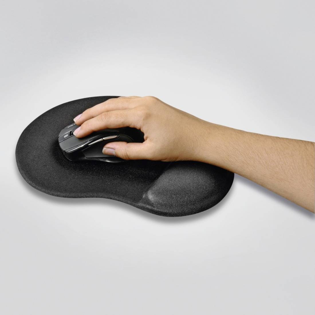 Ruka s počítačovou myšou na ergonomickom podložke pod myš, ktorá zlepšuje pohodlie zápästia.