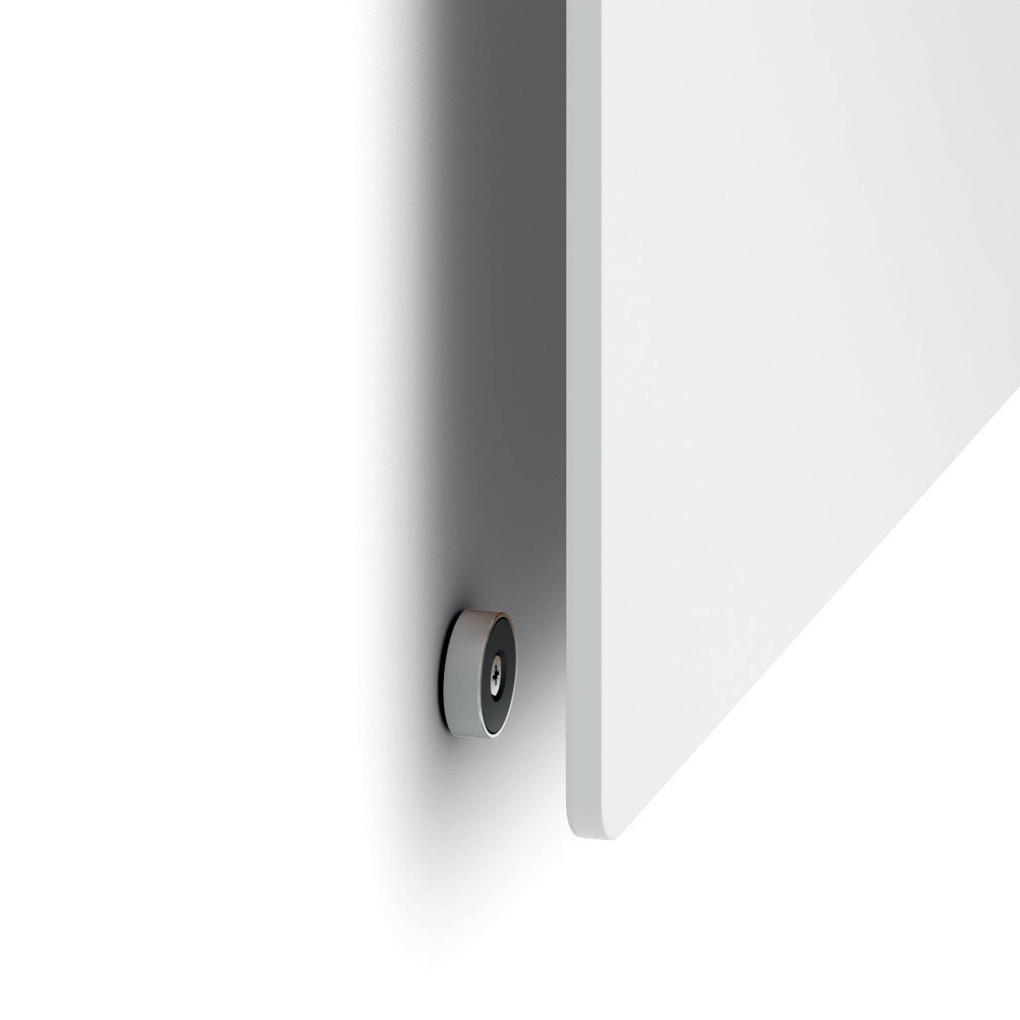 Guľatý magnetický držiak upevňuje obdĺžnikový, plochý kovový panel na stene. Minimalistický dizajn.