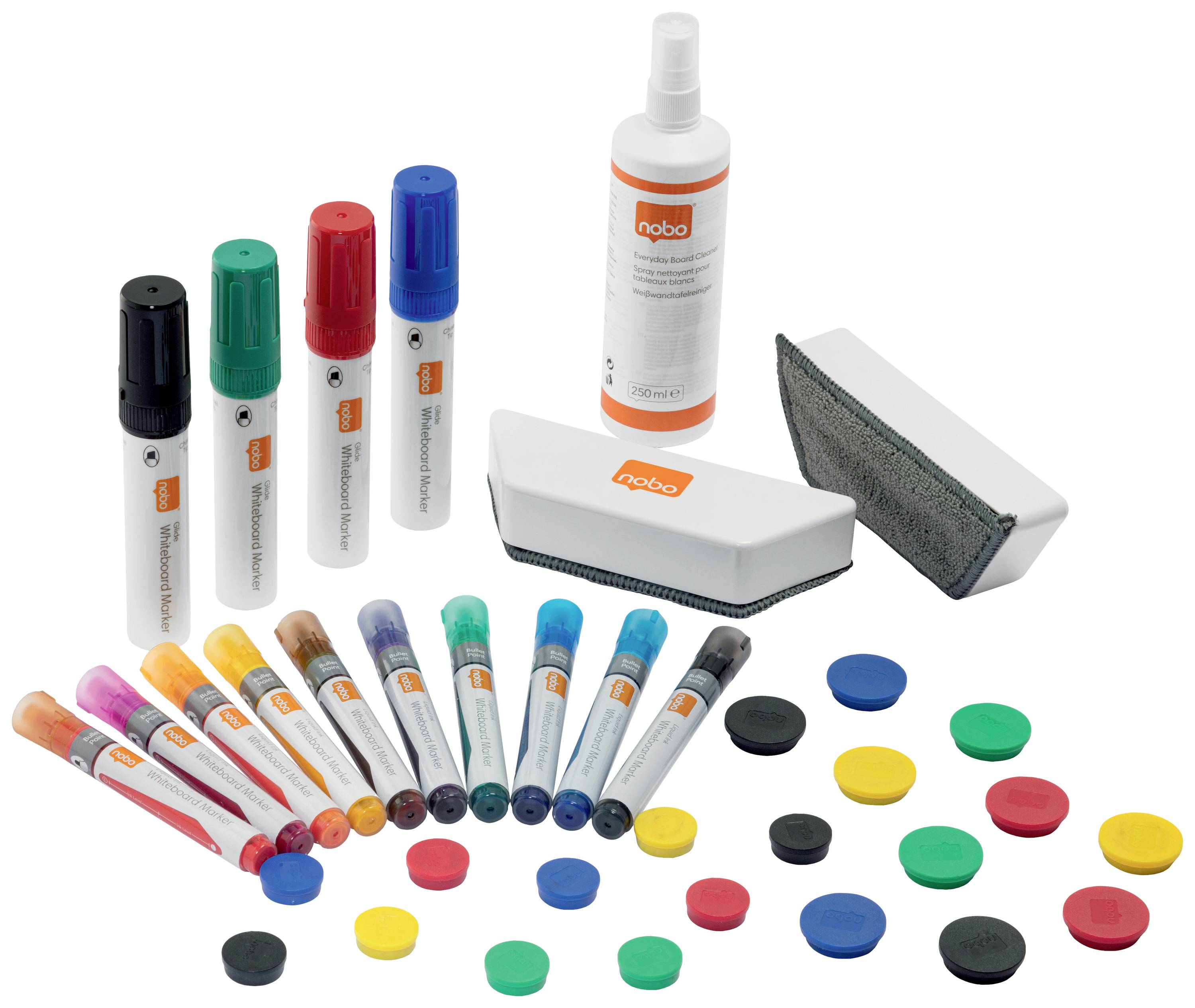 Rôznofarebné whiteboard fixky, gumka, čistiaci sprej a farebné magnety usporiadané na bielom pozadí.