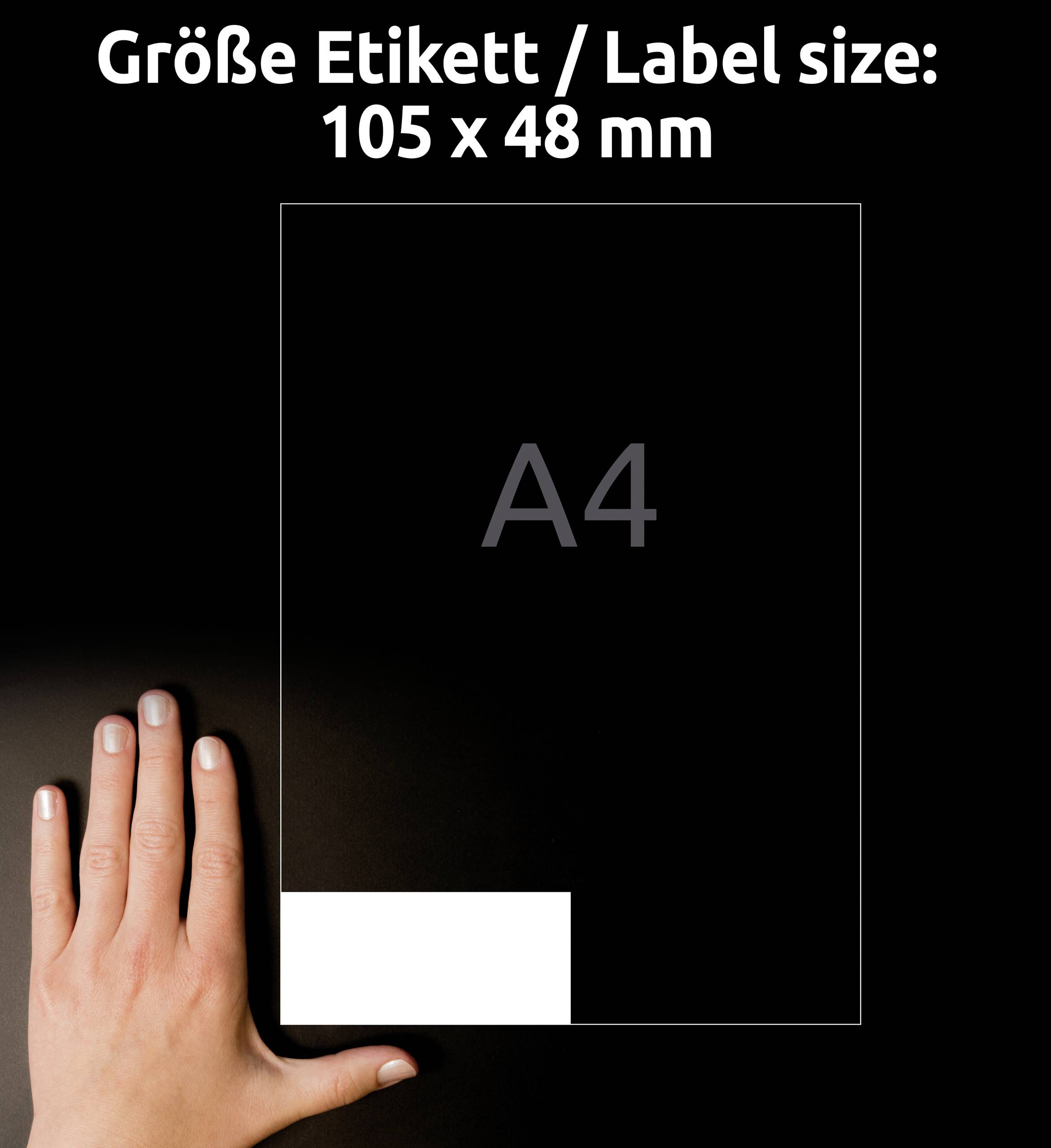 Veľkosť etikety / Veľkosť štítku: 105 x 48 mm je napísané nad grafickým zobrazením listu formátu A4 s rukou na ilustráciu veľkosti.