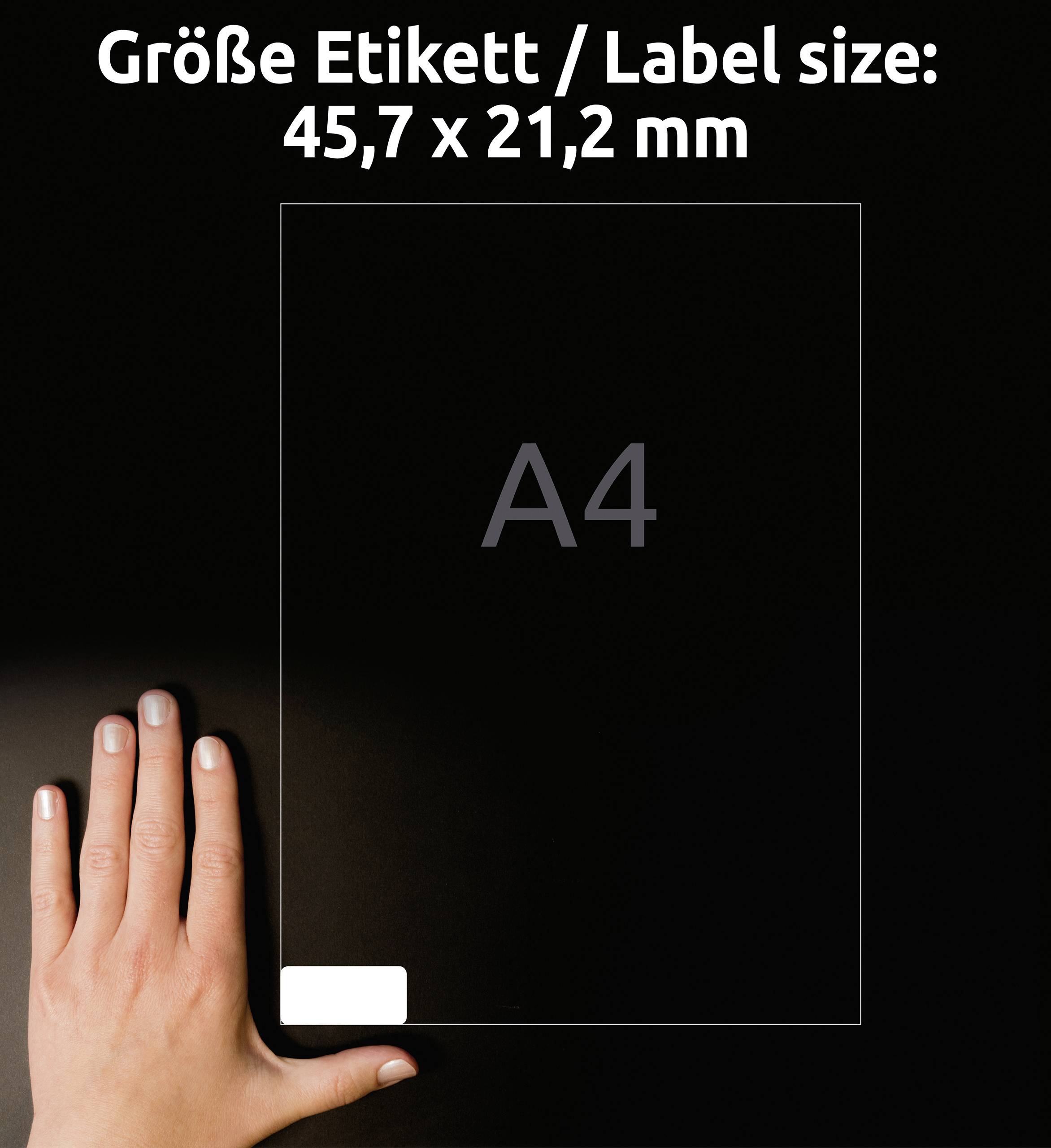 Veľkosť etikety / Veľkosť štítku: 45,7 x 21,2 mm. Jedna ruka leží vedľa dokumentu formátu A4 na ilustráciu veľkosti.