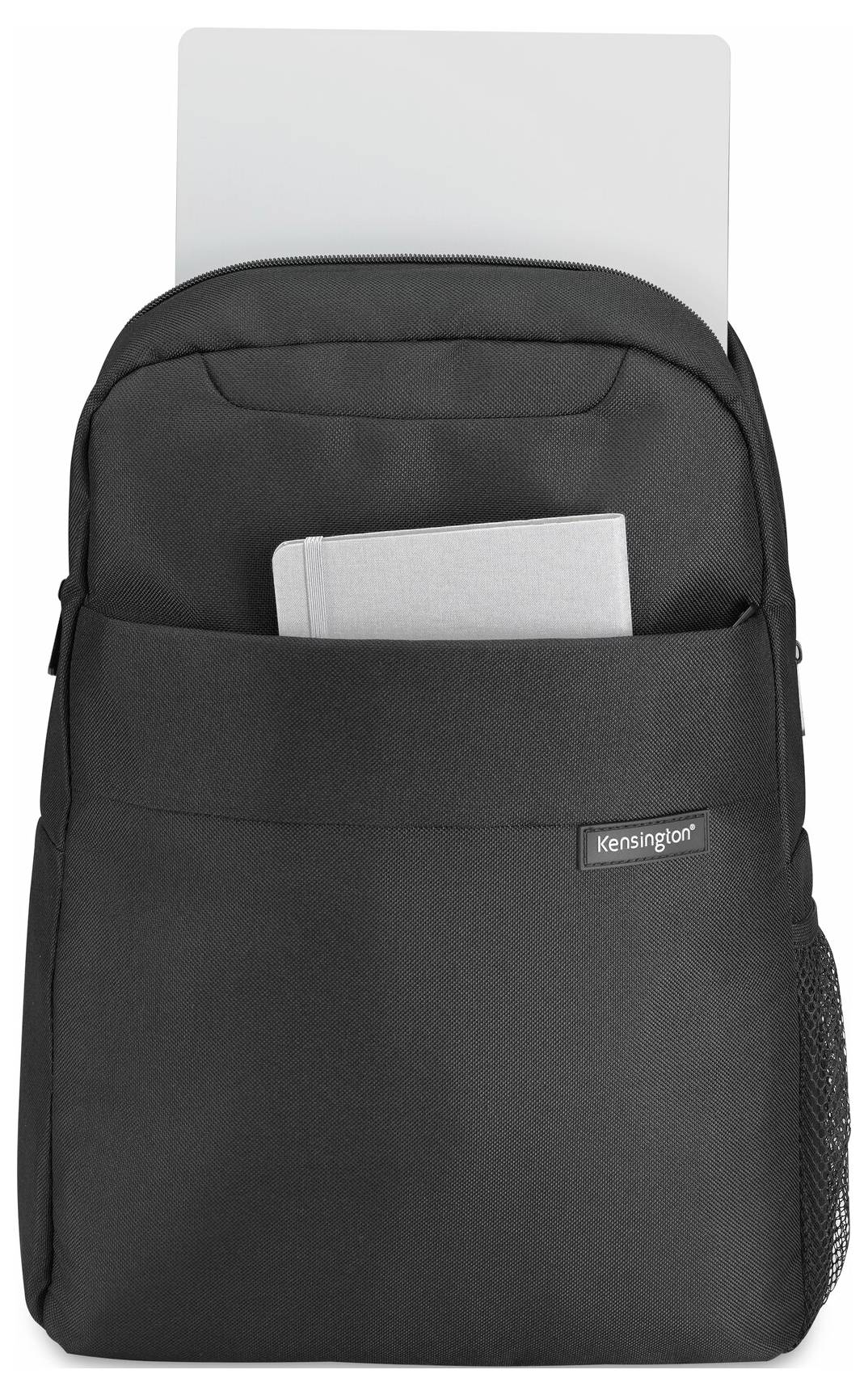 Čierny ruksak s dvoma priehradkami, v ktorých sú viditeľne uložené laptop a poznámkový blok. Logo "Kensington" na prednej strane.