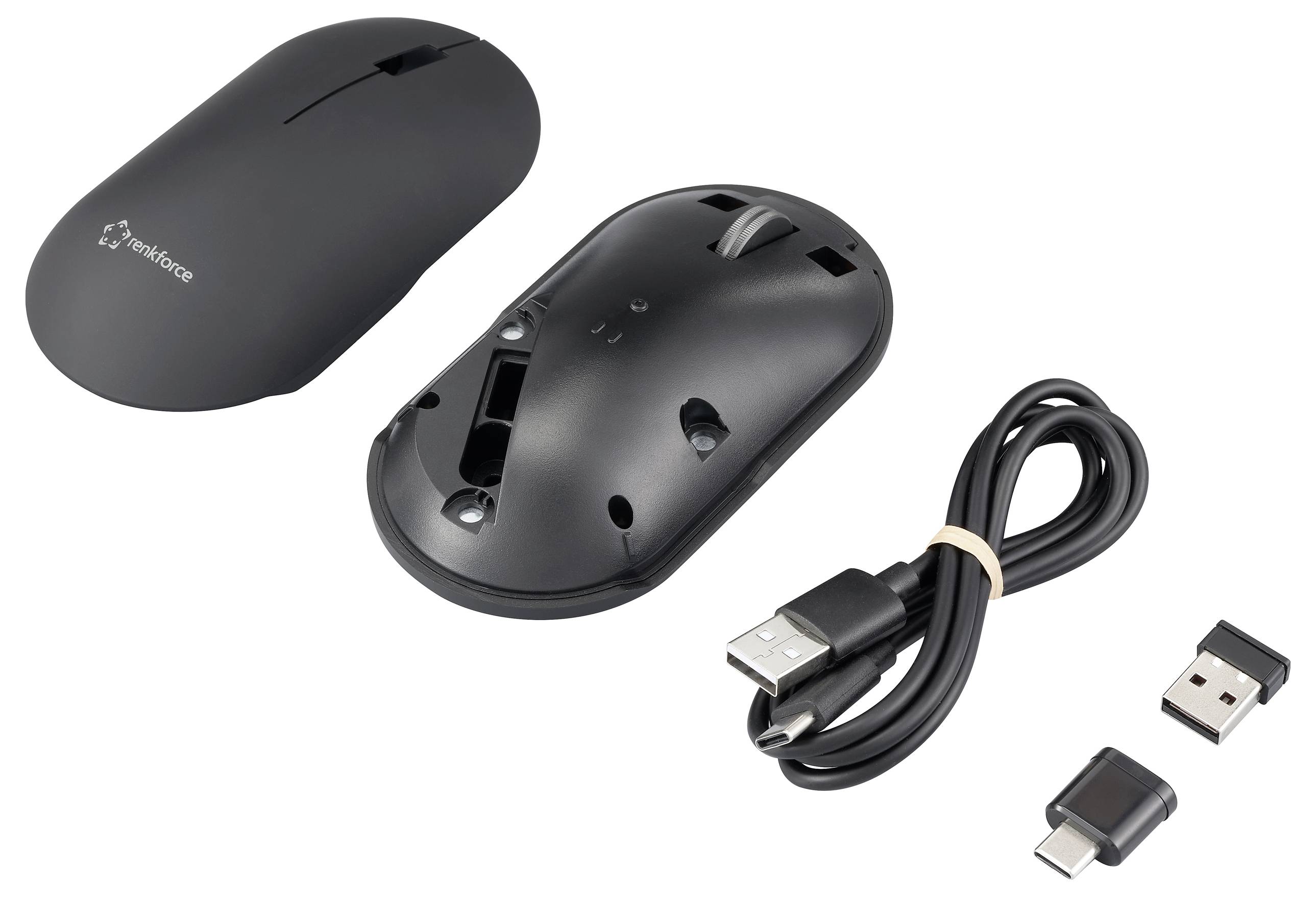 Čierna bezdrôtová počítačová myš s odnímateľným krytom, USB káblom a dvoma USB adaptérmi, ležiaca na bielom povrchu.