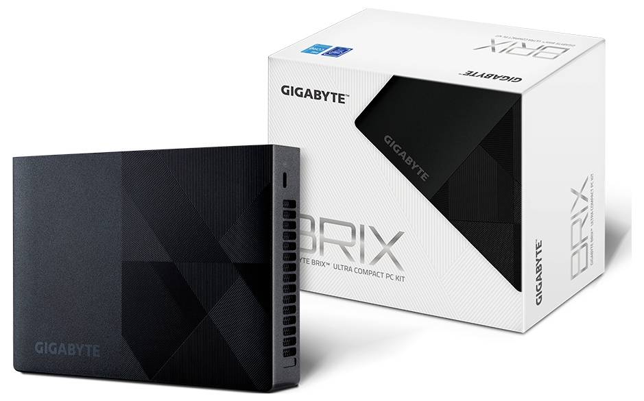 Malý čierny Gigabyte BRIX mini počítač vedľa jeho obalu. Škatuľa ukazuje logo a kompaktný dizajn zariadenia.