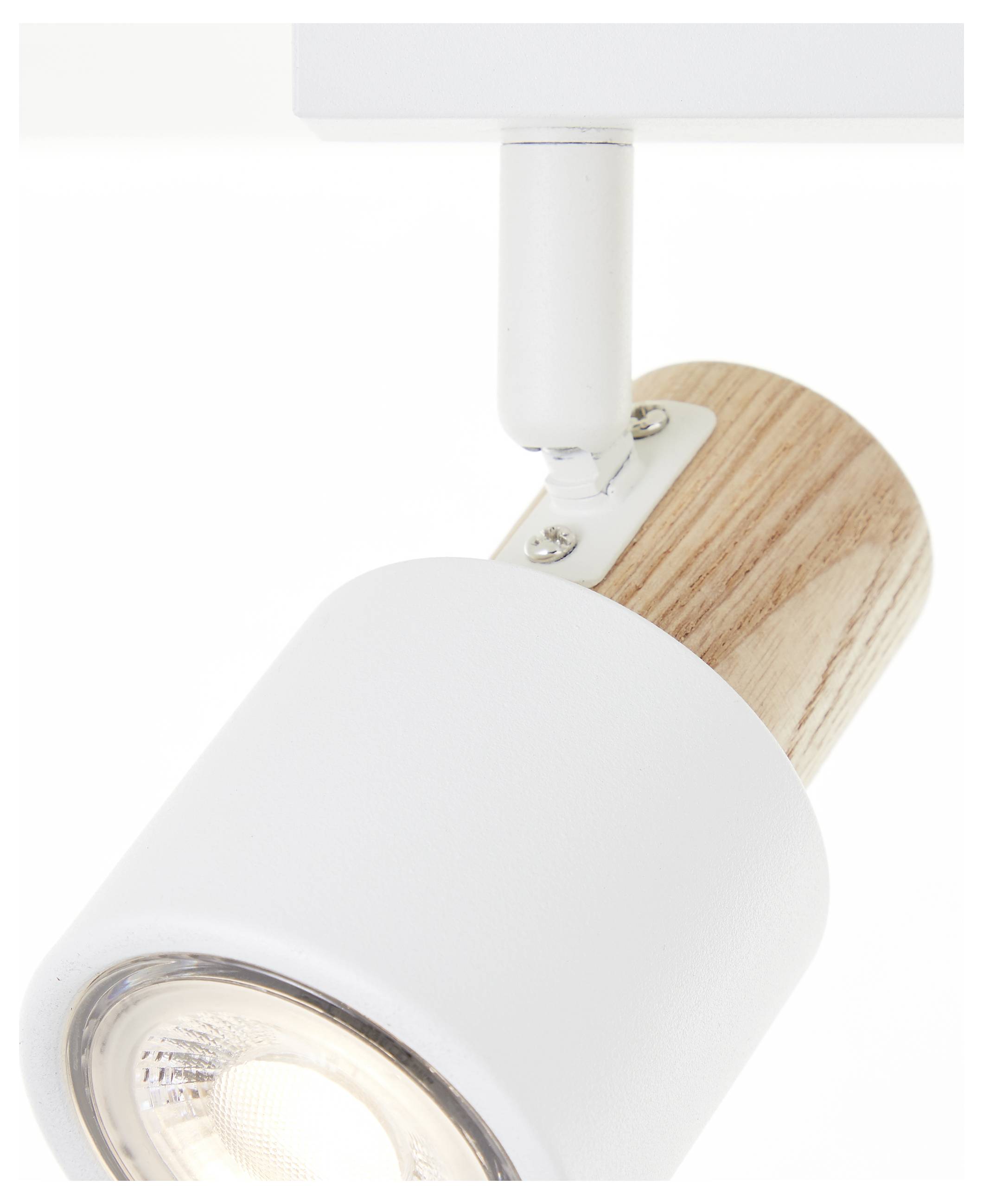 Moderná stropná lampa s bielym tienidlom a dreveným prvkom, zameraná na jeden bod, zabezpečuje cielené osvetlenie.