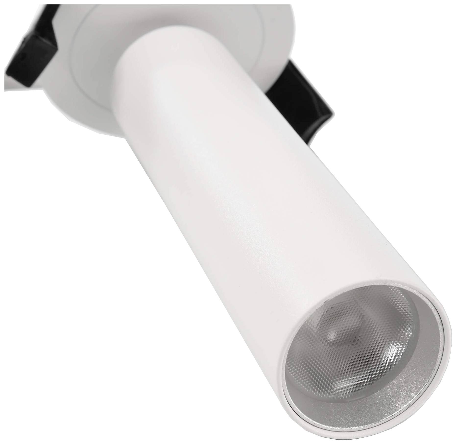 Biela valcovitá stropná lampa so strieborným reflektorom, ktorá je naklopená smerom nadol.