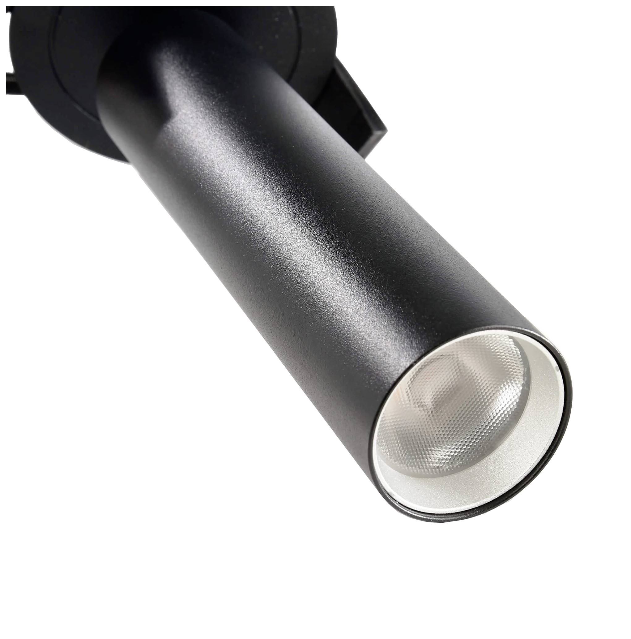 Čierna valcovitá bodová lampa je zavesená zo stropného držiaka a smeruje nadol.