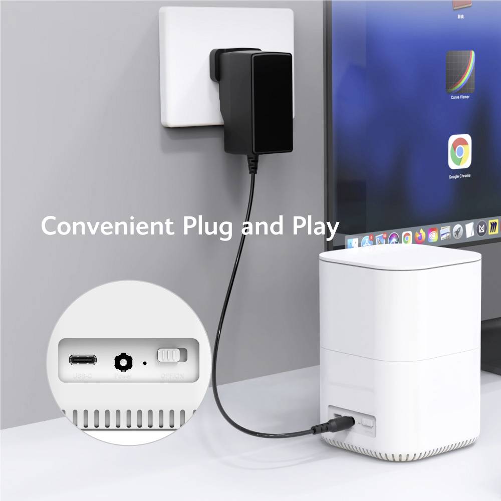 Biely adaptér je zasunutý do elektrickej zásuvky na stene, vedľa neho leží štvorcové, biele zariadenie s USB portom na stole.