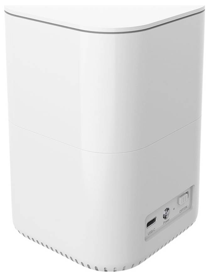 Biele zariadenie obdĺžnikového tvaru s hladkými hranami, dole vybavené USB-C a ethernetovými portami.