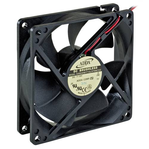 'Čierny, štvorcový počítačový ventilátor s červeno-čiernym káblom a nálepkou produktu uprostred. Ventilátor je určený na chladenie elektronických zariadení.'