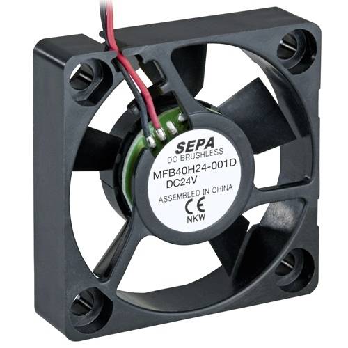Malý štvorcový DC ventilátor s čiernym plastovým krytom a káblovým pripojením. Na prednej strane nápis: 'SEPA DC Brushless'.