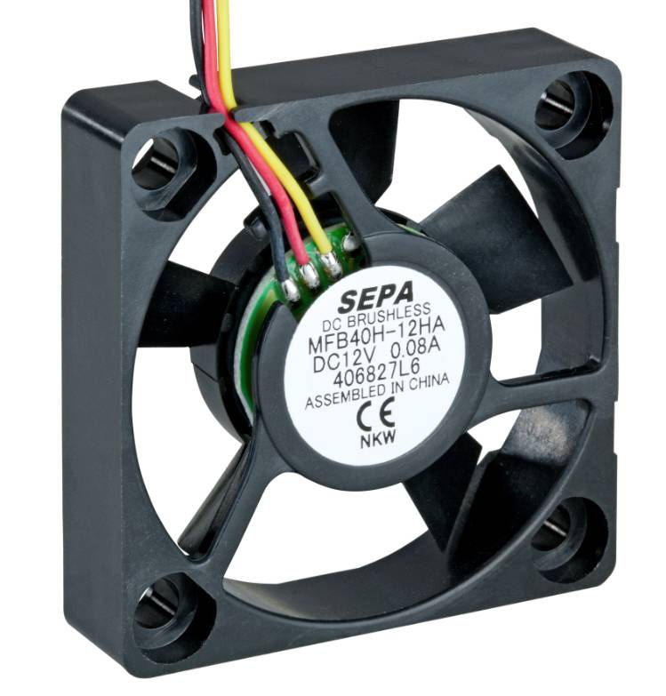 Malý čierny štvorcový počítačový ventilátor so štyrmi káblami; na nálepke je napísané 'SEPA DC Brushless, 12V, 0,08A'.