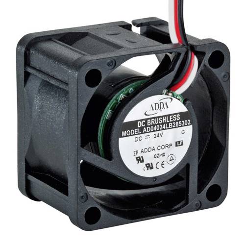 Malý, štvorcový, čierny elektronický ventilátor s tromi káblami v červenej, čiernej a bielej farbe. Vhodný pre chladiace aplikácie.