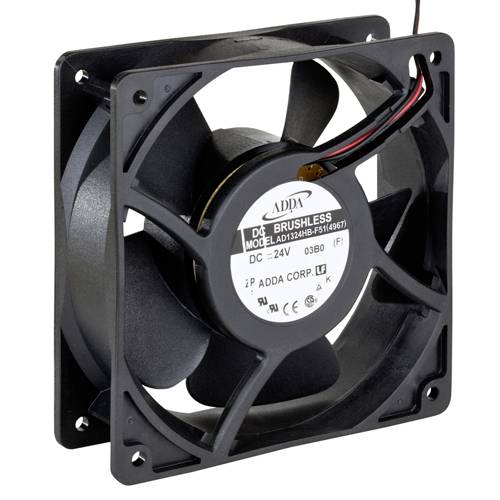 Čierny počítačový ventilátor z plastu s káblami; Model AD1224HB-F51 od spoločnosti ADDA Corp, DC 24V.