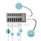 USB hub so 7 USB-A 3.0 portami. Hore je viditeľné napájanie, na boku je pripojenie k laptopу. Dole sú pripojené rôzne zariadenia.
