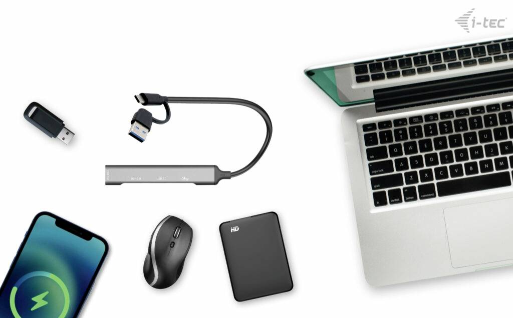 Laptop s pripojeným USB hubom, obklopený USB kľúčom, myšou, externou jednotkou a smartfónom. Logo značky v pravom hornom rohu.