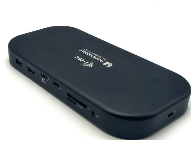 Čierna, obdĺžniková Thunderbolt dokovacia stanica s viacerými portami vrátane USB, HDMI a čítačky SD kariet, umiestnená na bielom pozadí.