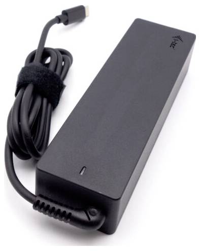 Čierna nabíjačka na notebook s USB-C portom a káblom, zvinutá a zaistená suchým zipsom. Zariadenie je v obraze umiestnené šikmo.