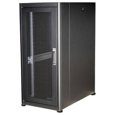 Čierny serverový rack so sieťovanými dverami, stojaci na podlahe. Vhodný na umiestnenie serverov a sieťových komponentov.
