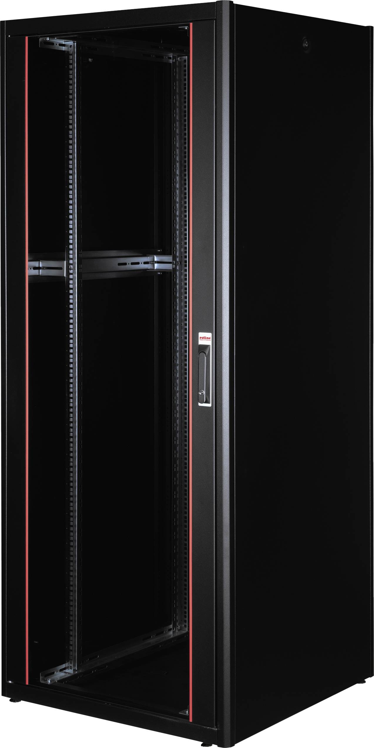 Čierny serverový rack so červeným akcentom, prázdny, stojí v miestnosti. Zabezpečuje poriadne umiestnenie serverovej hardvérovej infraštruktúry.