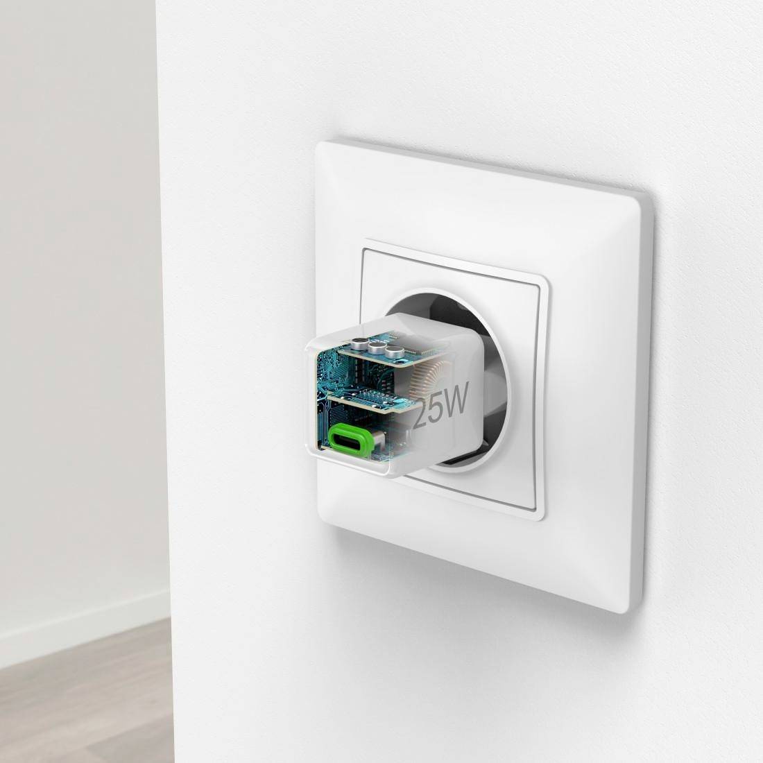 Nabíjačka s nápisom '25W' je zasunutá do elektrickej zásuvky. Dizajn je moderný, s viditelnými elektronickými komponentmi.