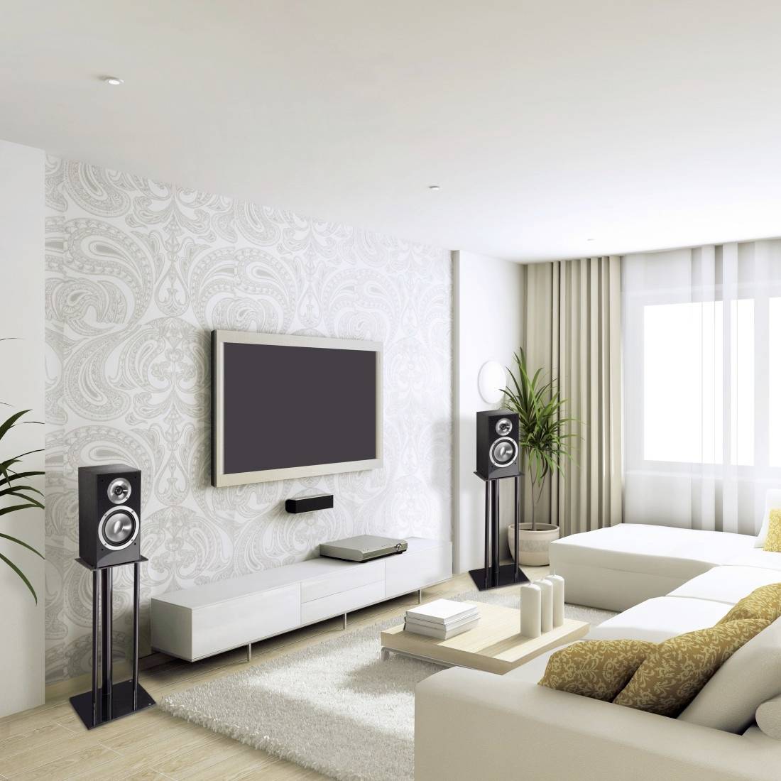 Moderná obývacia izba so svetlým nábytkom, veľkou plochou TV na stene, štýlovými reproduktormi a kobercom na drevenej podlahe.