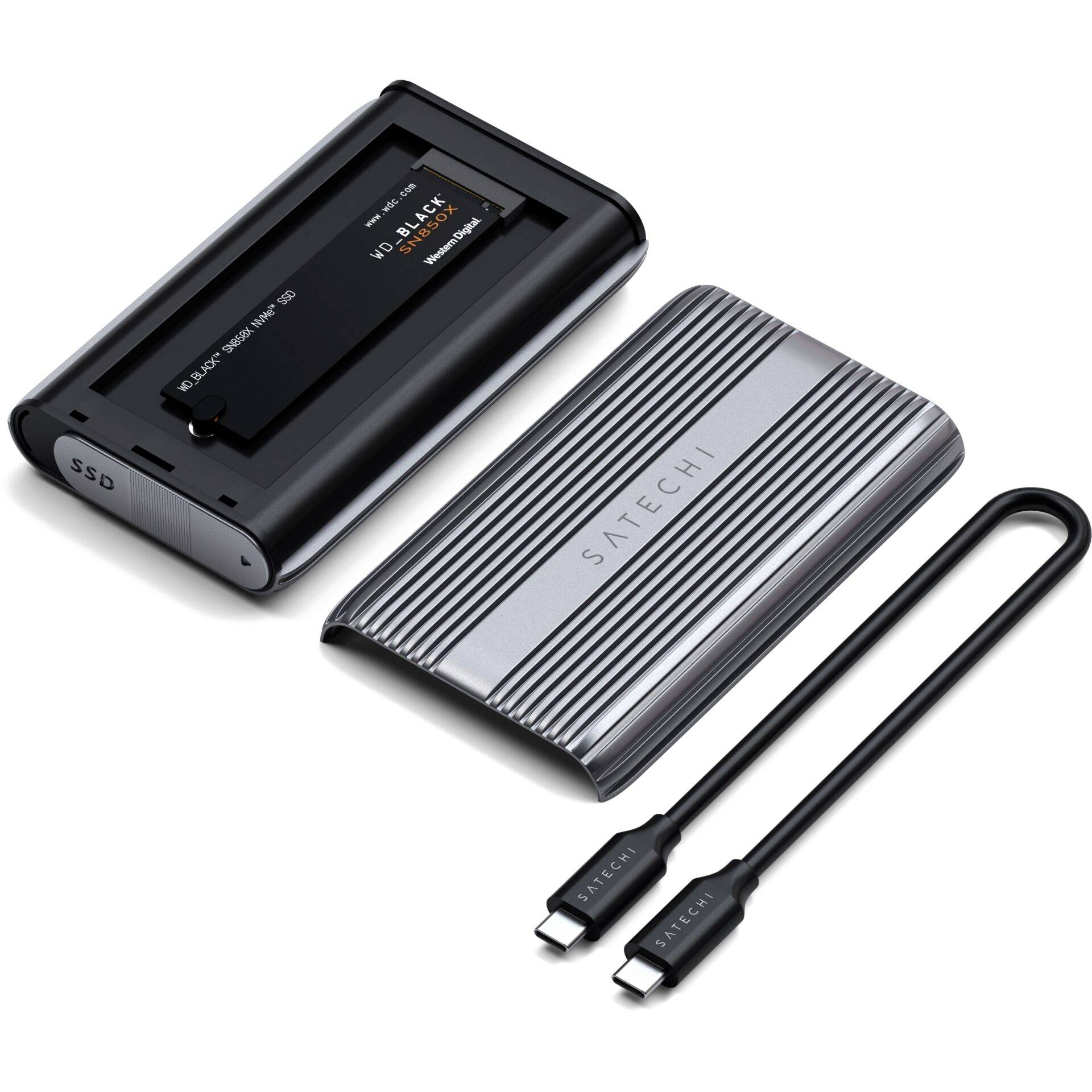Externý SSD s odnímateľným krytom, pripojený prostredníctvom USB-C kábla. Značka: Satechi. Kompaktné kovové puzdro, vhodné pre ukladanie dát.