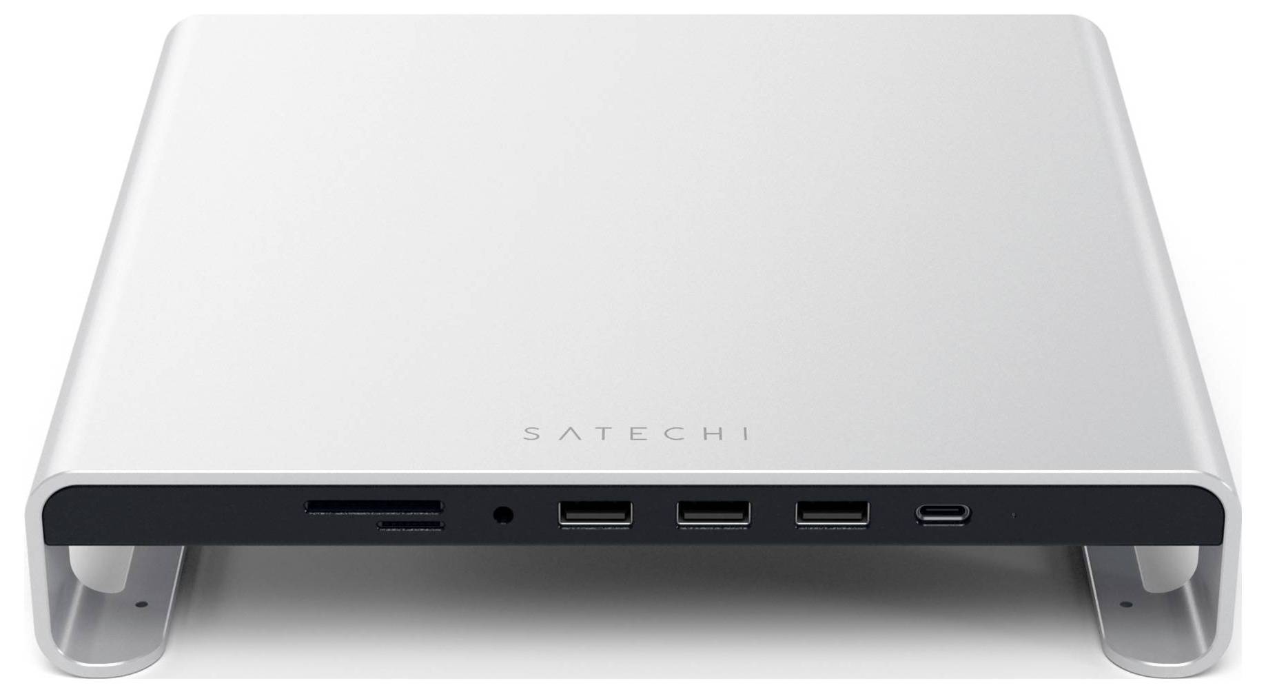 Elegantný stojan na notebook od Satechi v striebornej farbe s viacerými portami na prednej strane vrátane USB a slotu na SD kartu.