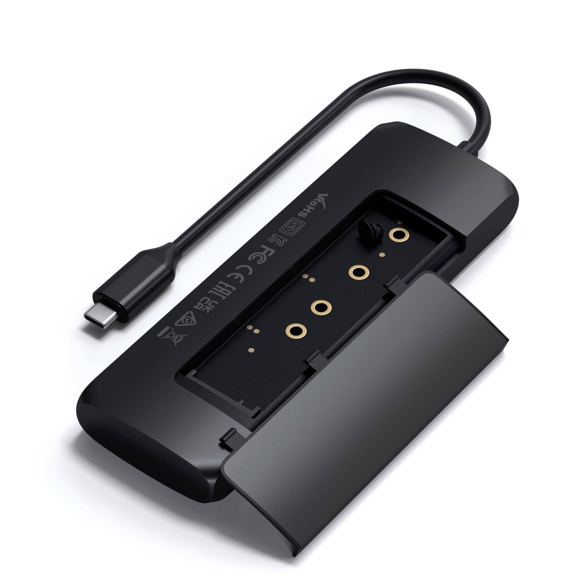 Čierny USB-C adaptér so snímateľným krytom, ktorý zobrazuje viaceré možnosti pripojenia. Flexibilný kábel vľavo.