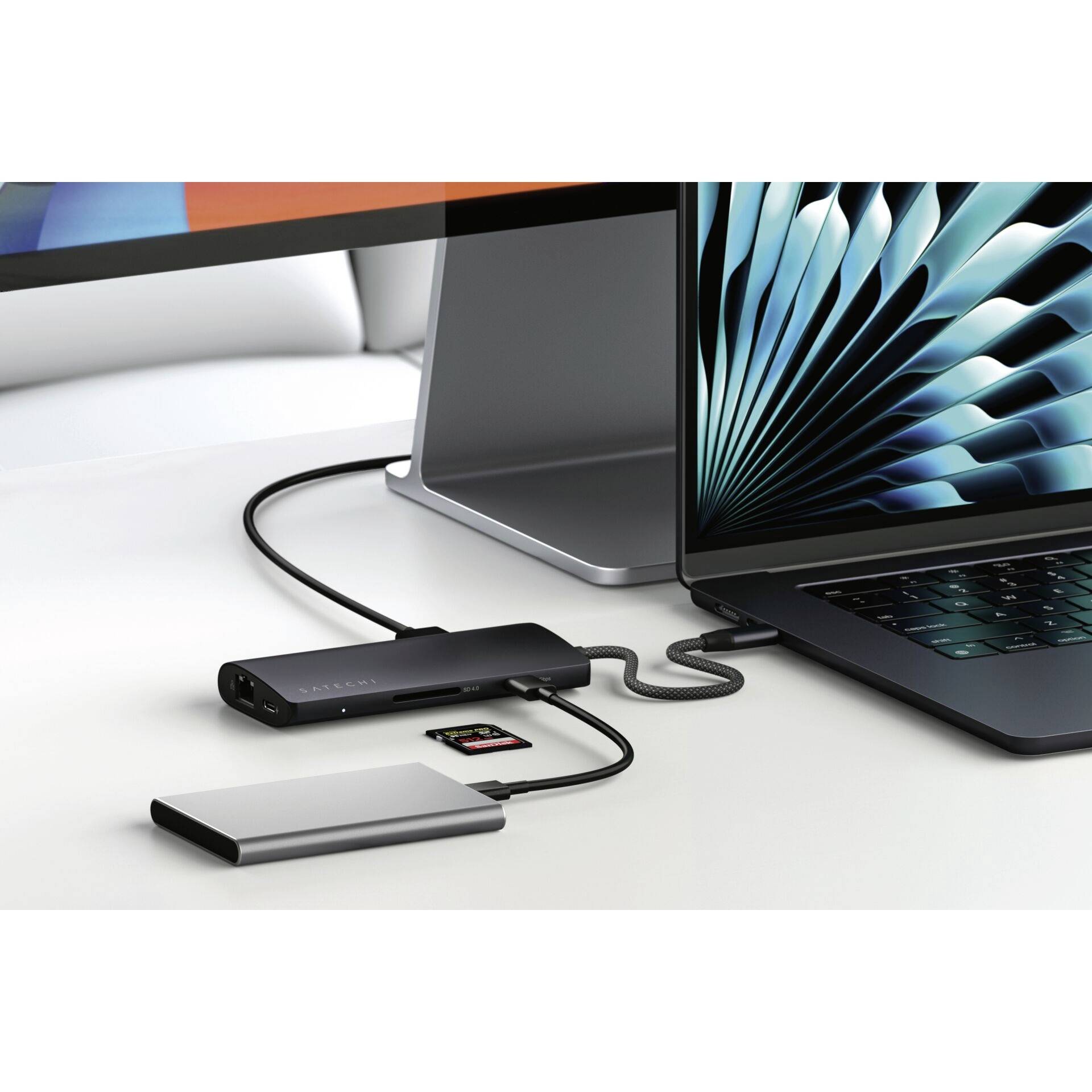 Notebook je prostredníctvom adaptéra pripojený k externému disku a SD karte, zobrazuje prenos dát v kancelárii.