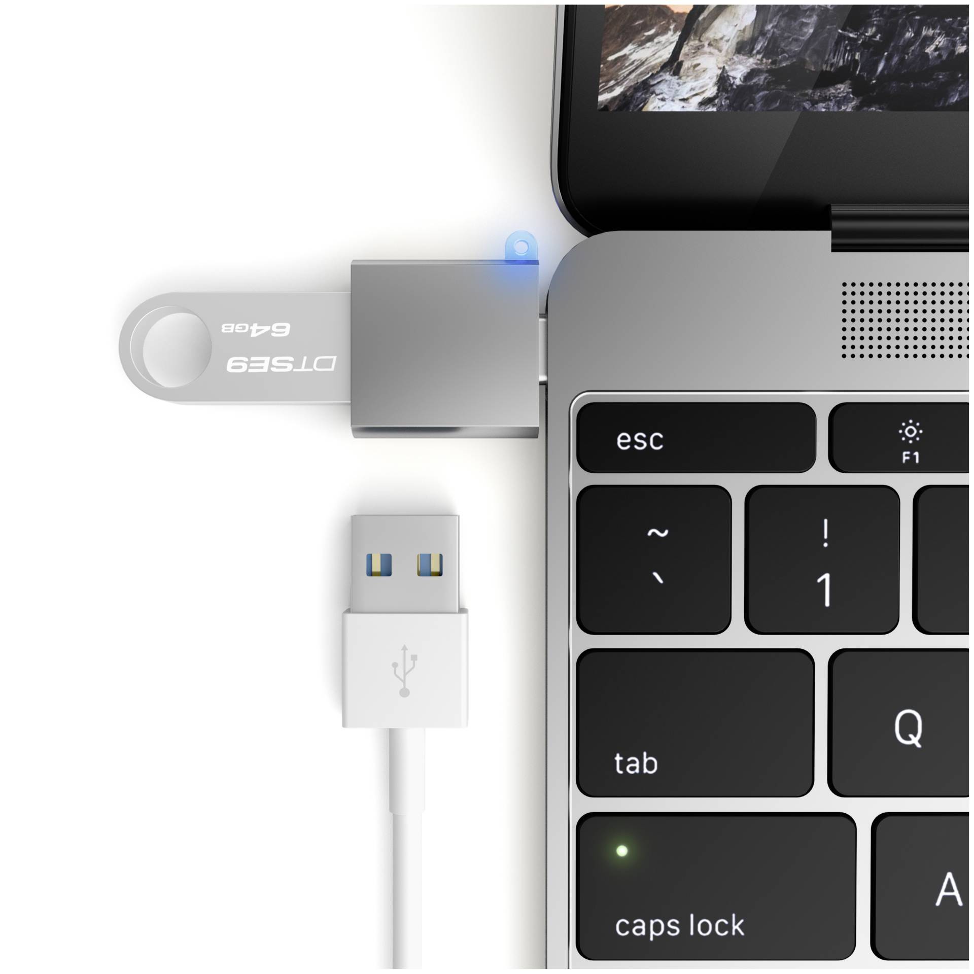 USB kľúč je pripojený k notebooku; vedľa sa nachádza USB kábel. Znázorňuje použitie USB portov na prenos dát.