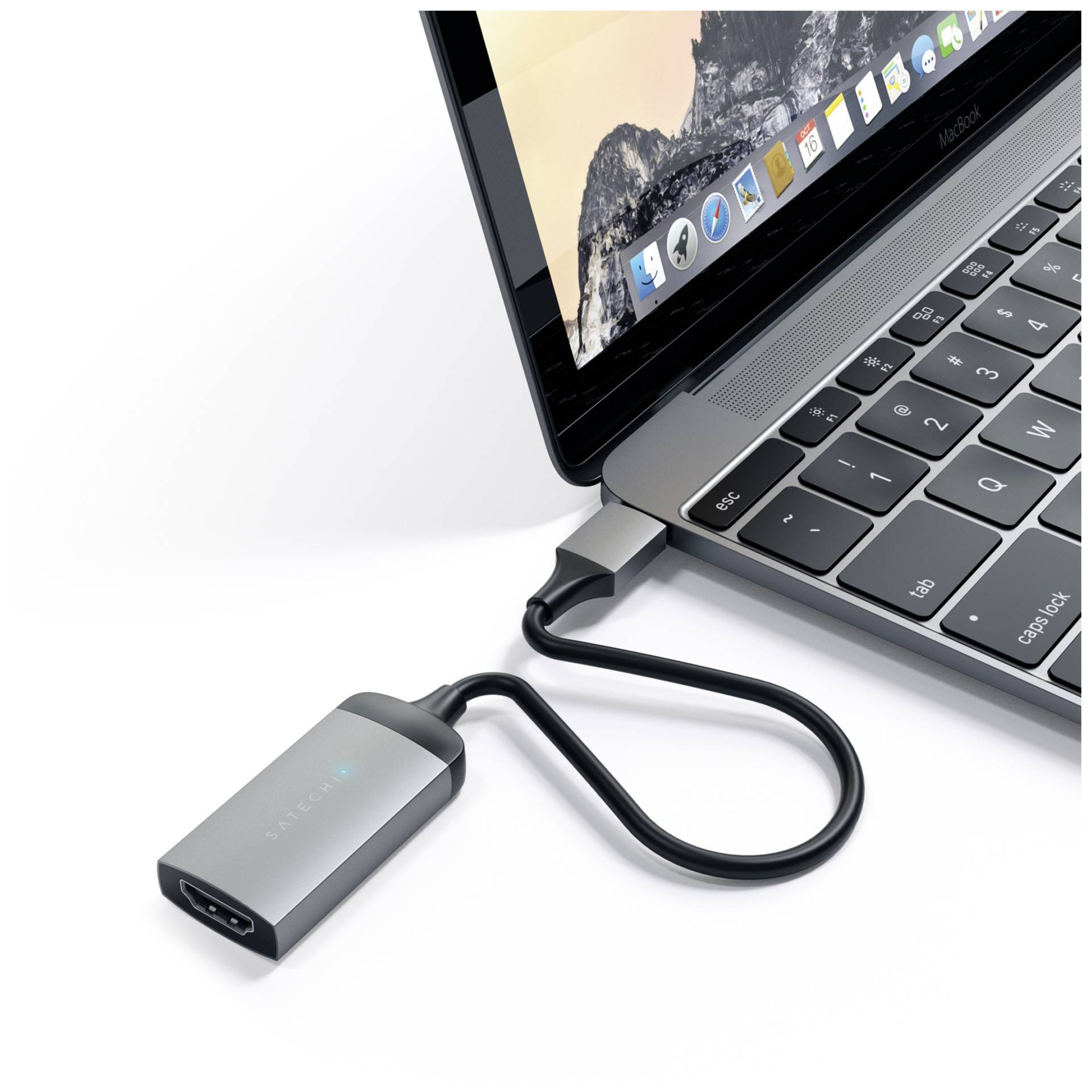Notebook s otvorenou obrazovkou je pripojené k HDMI adaptéru, ktorý je zapojený z bočnej strany.