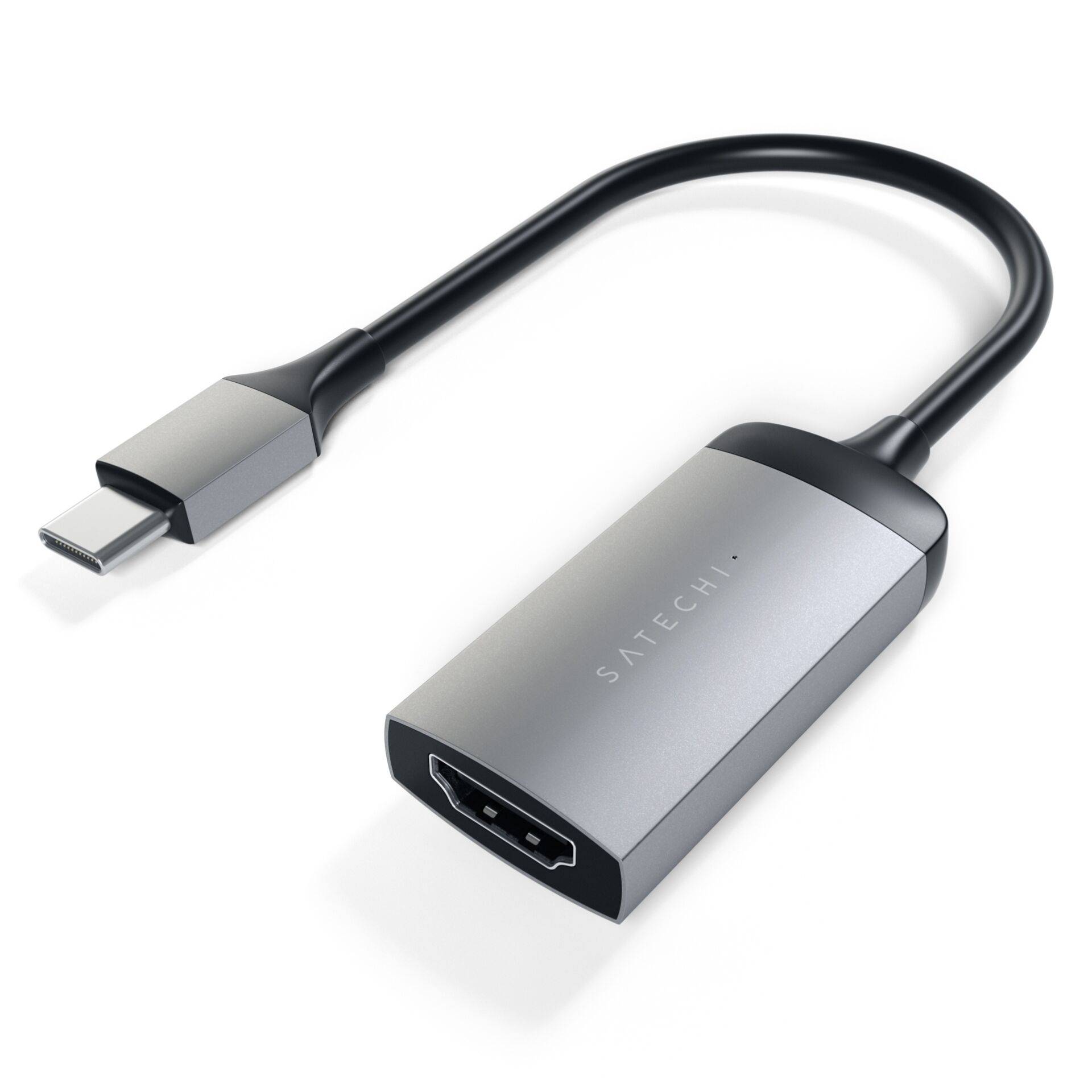 USB-C na HDMI adaptér v striebornej a čiernej farbe, s nápisom 'Satechi'. Používa sa na pripojenie k zariadeniam kompatibilným s HDMI.