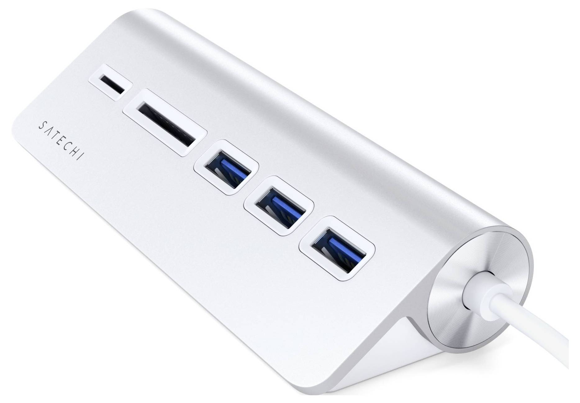 Strieborný USB hub od Satechi s troma USB portami, čítačkou SD kariet a čítačkou microSD kariet.