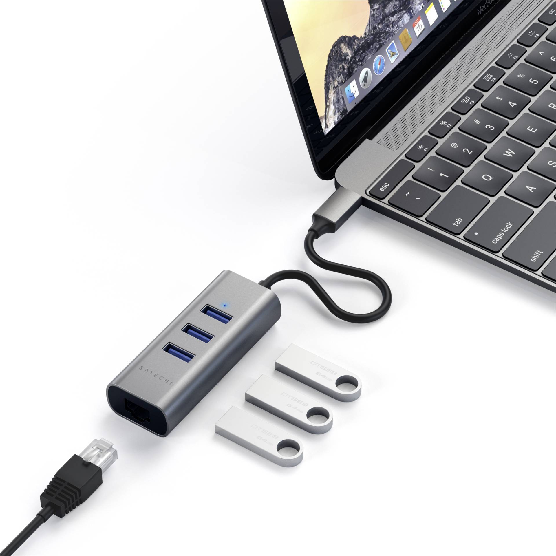 Laptop s pripojeným USB hubom, ktorý prepája niekoľko USB kľúčov a ethernetový kábel na rozšírenie možností pripojenia.