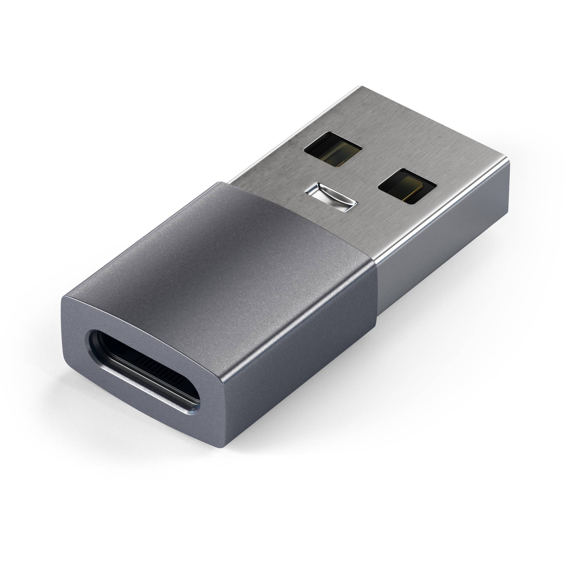 USB-C adaptér s kovovým, obdĺžnikovým tvarom leží na bielom povrchu.