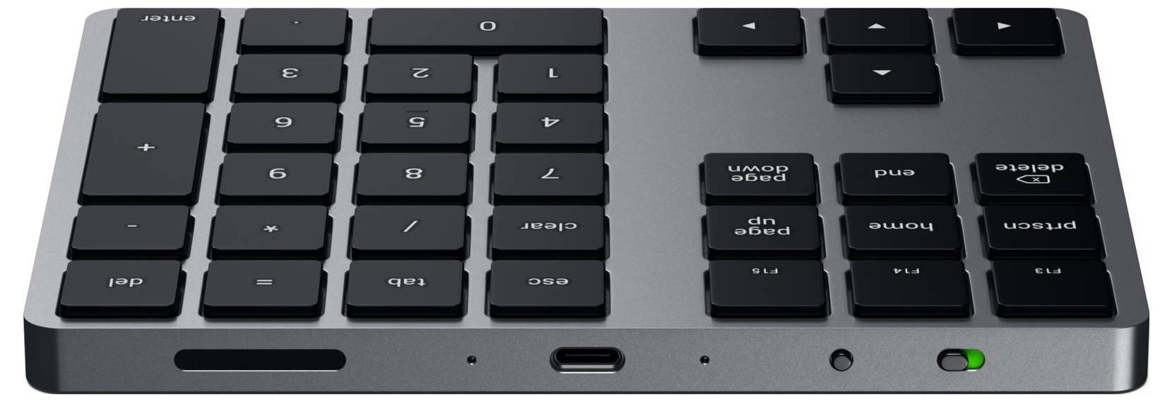 Strieborná numerická klávesnica s čiernymi klávesmi, podsvietená zeleným svetlom a USB-C portom na ľavej strane.