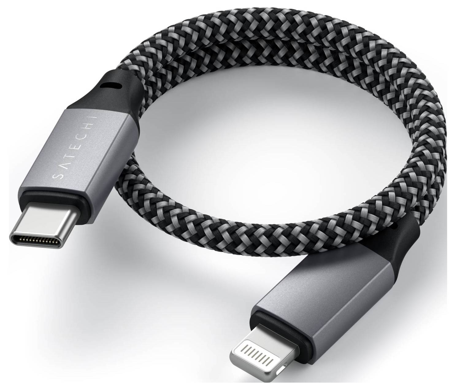 Prepletený USB-C na Lightning kábel od spoločnosti Satechi. Je sivý a čierny a slúži na prepojenie zariadení.