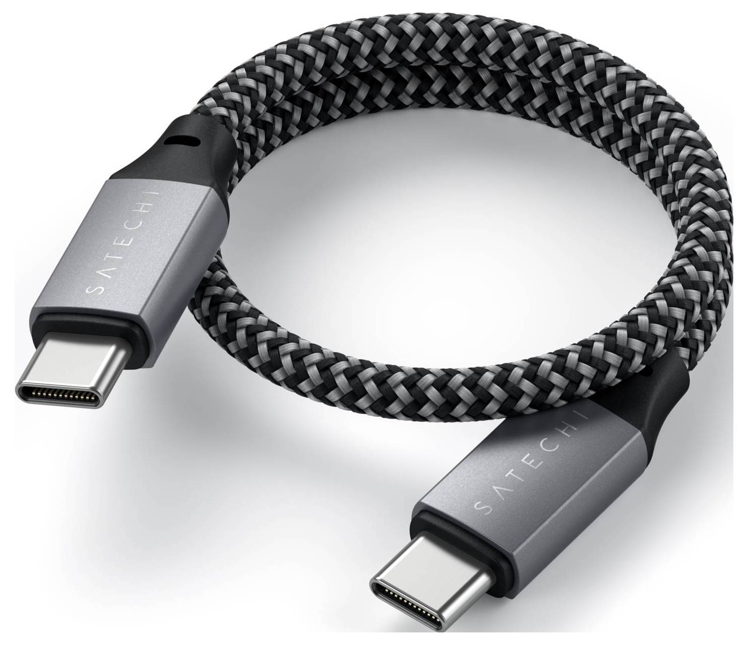 Opletený USB-C kábel so striebornými konektormi, vhodný na nabíjanie a prenos dát.