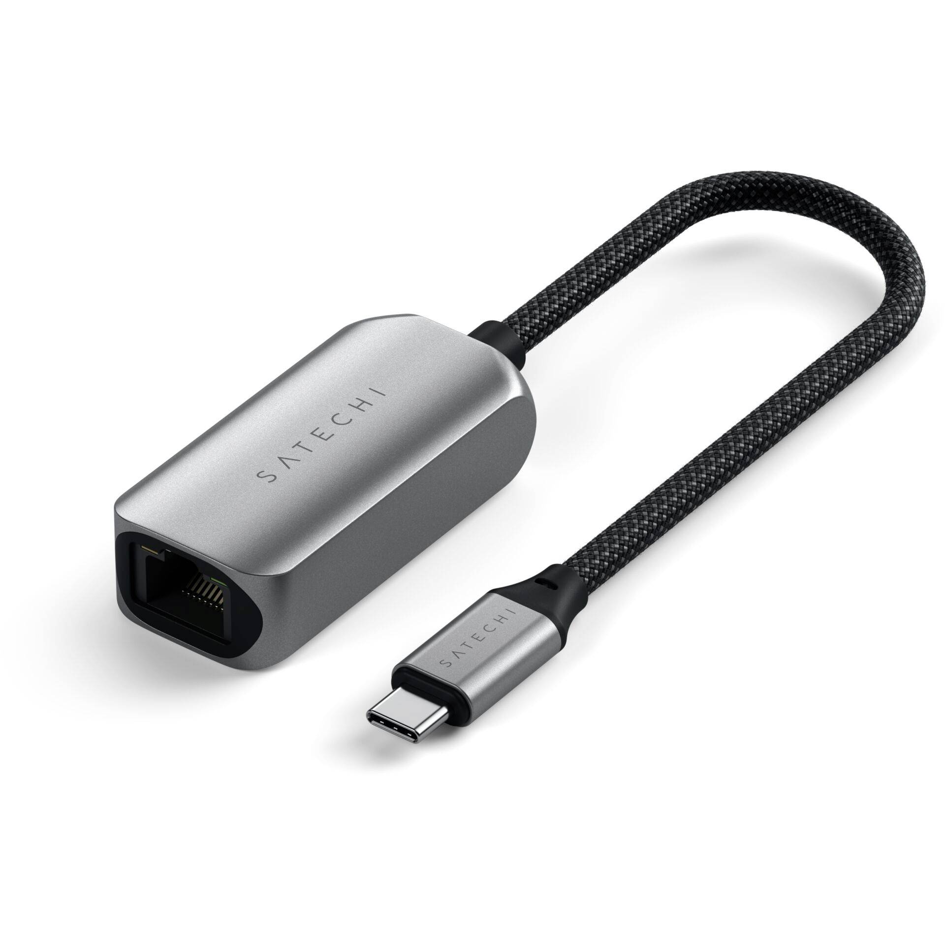 USB-C na Ethernetový adaptér z hliníka, značka Satechi, umožňuje káblové sieťové pripojenie, kompaktný a prenosný.