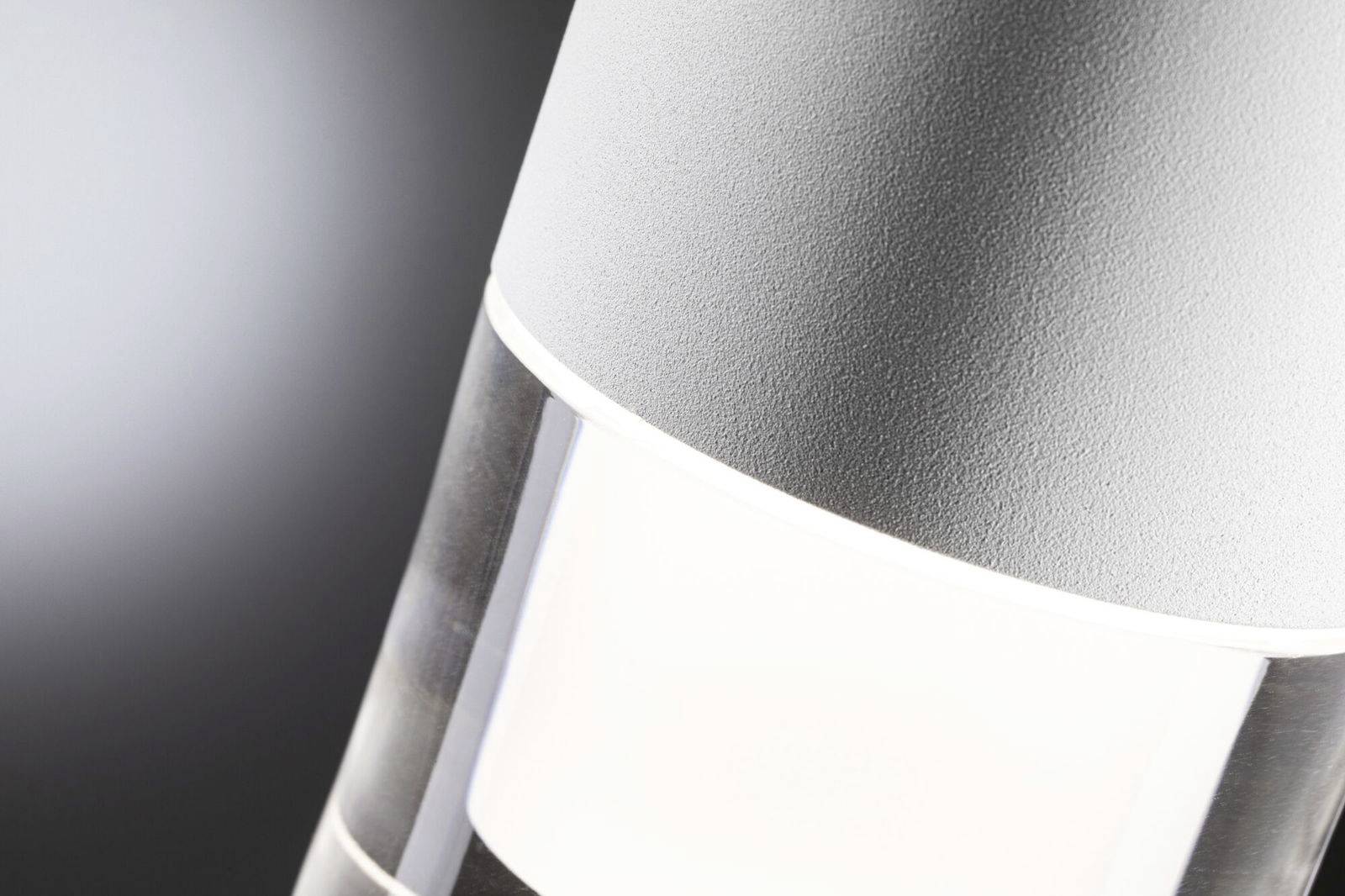 Moderná, minimalistická stojanová lampa s čistými líniami. Má valcový tienidlo a vyžaruje jemné svetlo.