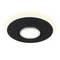 Okrúhle stropné svietidlo s čiernym lemovaním a bielym vnútorným svetelným kruhom, jemne žiariace smerom von.