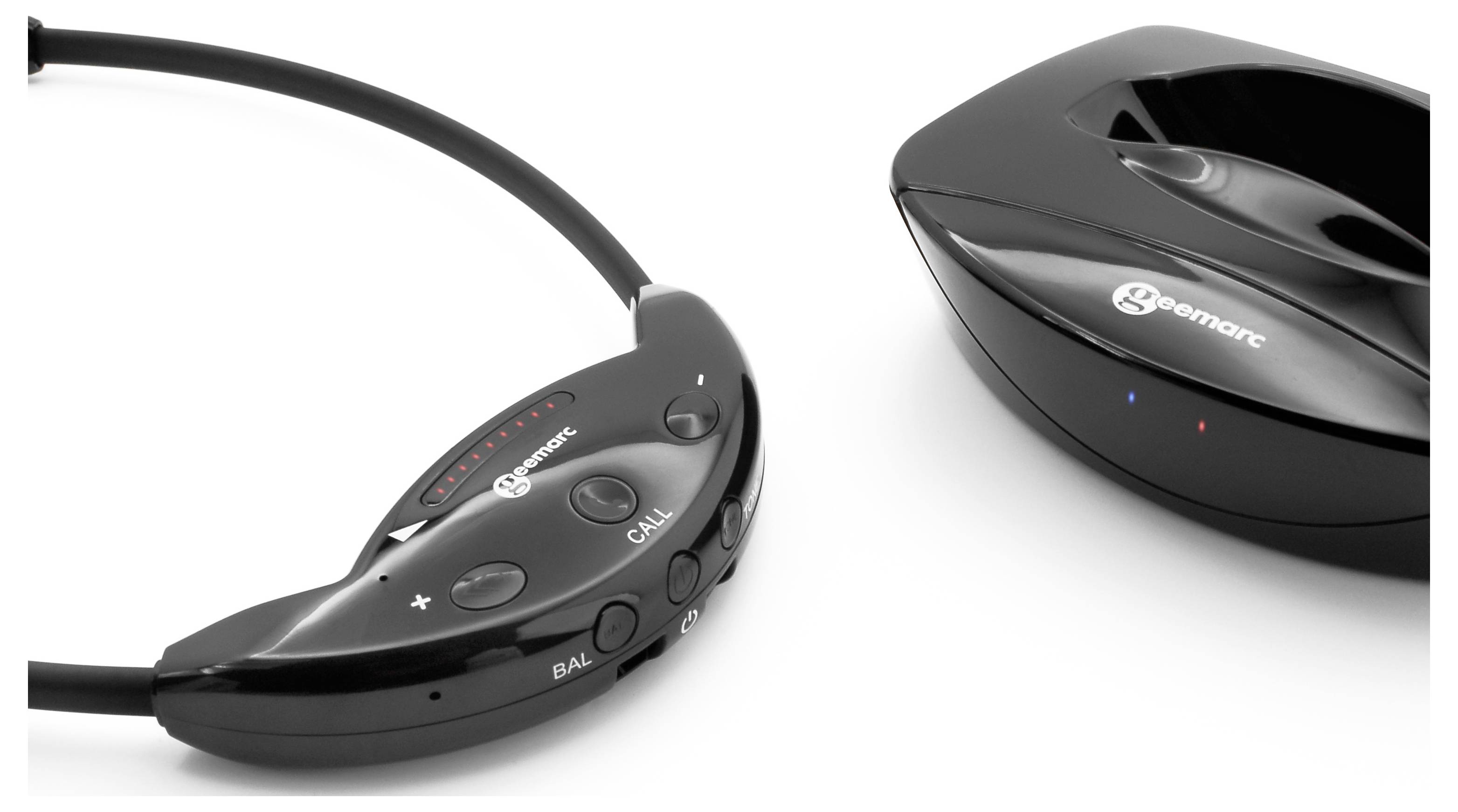 Čierne, bezdrôtové televízne slúchadlo s ovládacími prvkami a základňou, ktorá slúži na zosilnenie zvuku.