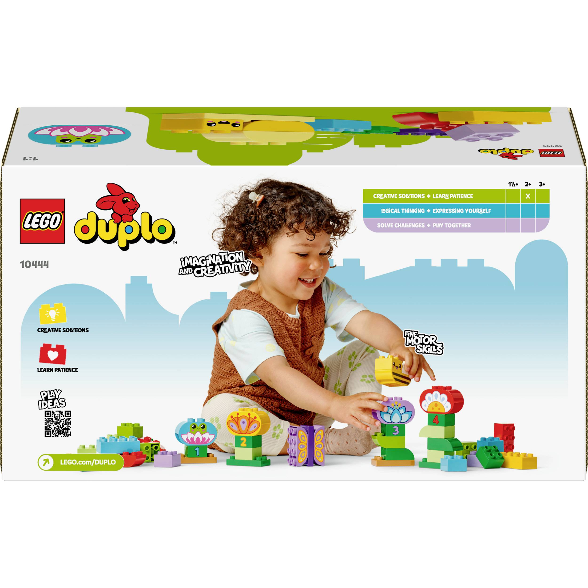 Dieťa sa hrá s kockami LEGO DUPLO na farebnom obale. Dôraz je kladený na kreativitu a motorické zručnosti.