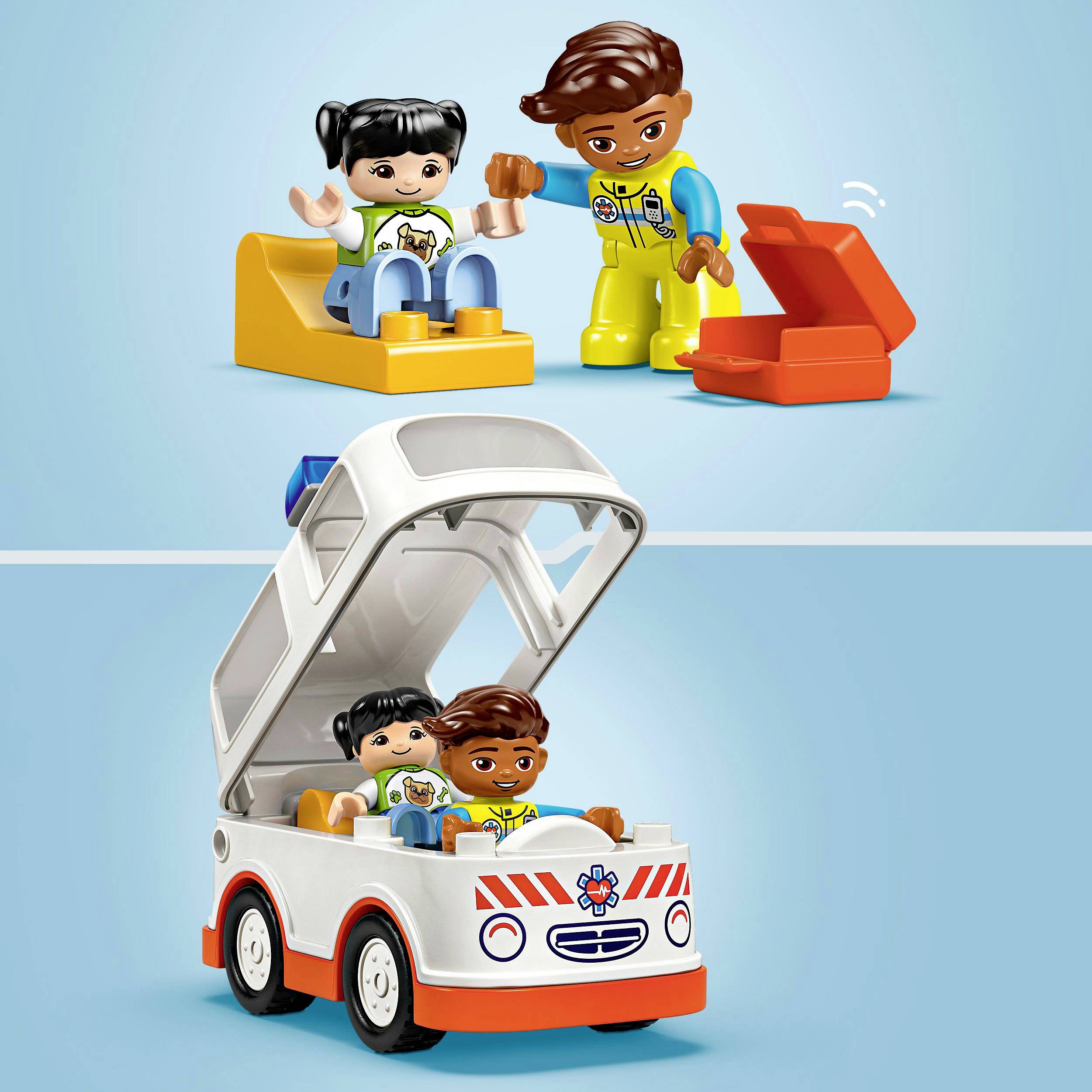 Scéna Lego Duplo: Dieťa a dospelá figúrka sa hrajú so šmykľavkou a hračkou sanitky.