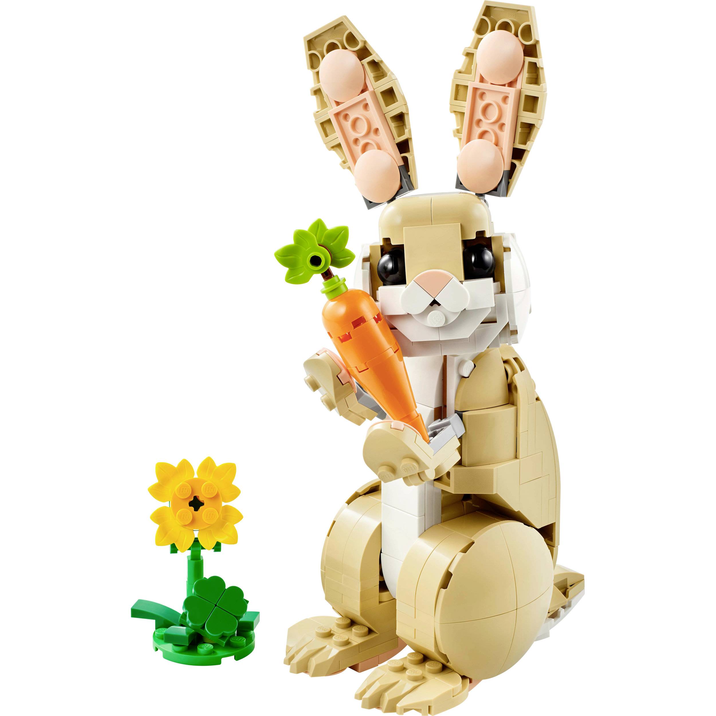 Lego zajac drží mrkvu. Vedľa neho stojí žltý kvet. Zajac je postavený z bledohnedých a bielych kociek.