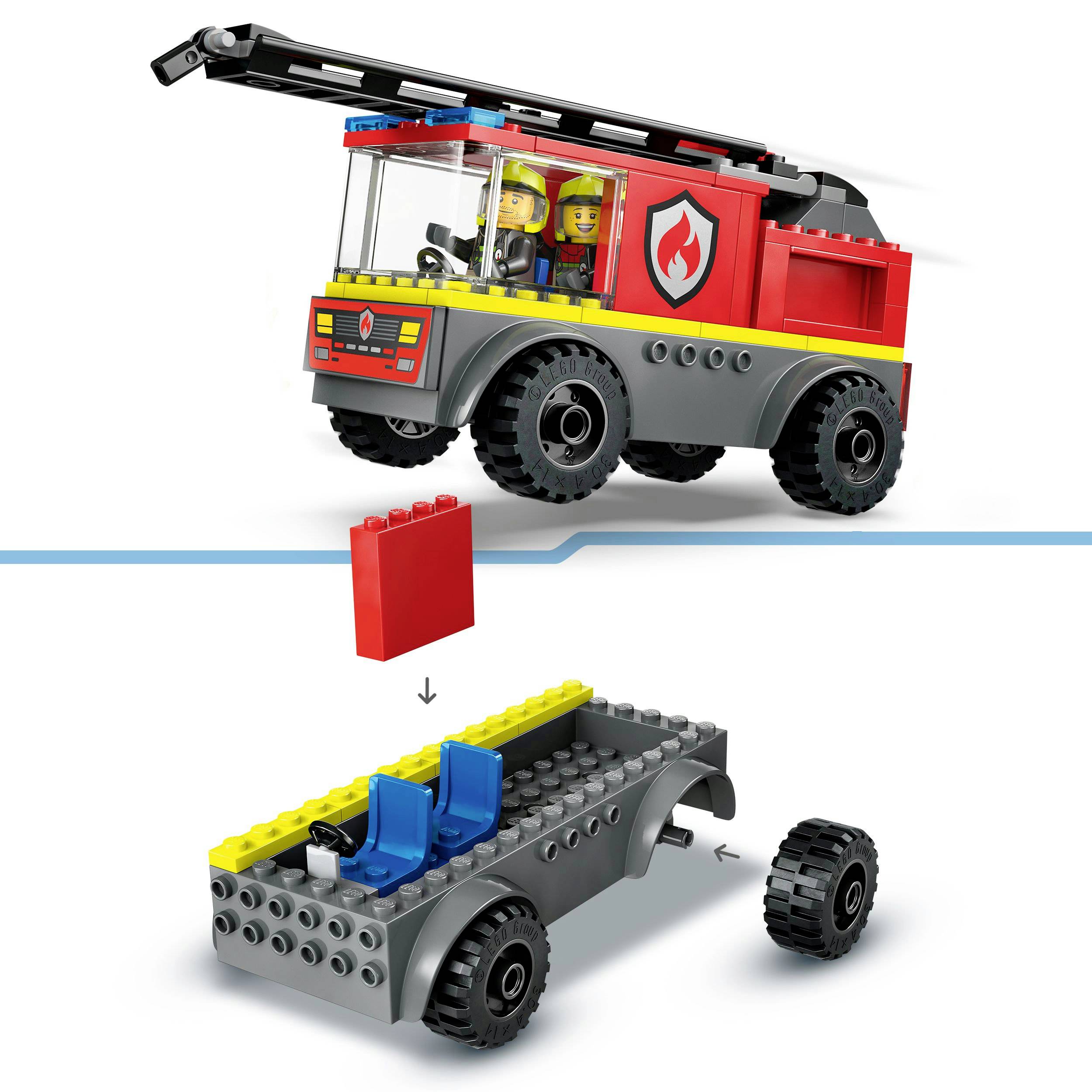 Hasičské vozidlo z LEGO stavebnice s dvoma minifigúrkami v kabíne. Súprava zobrazuje tiež stav zostavy bez kolies, s dvoma modrými sedadlami.