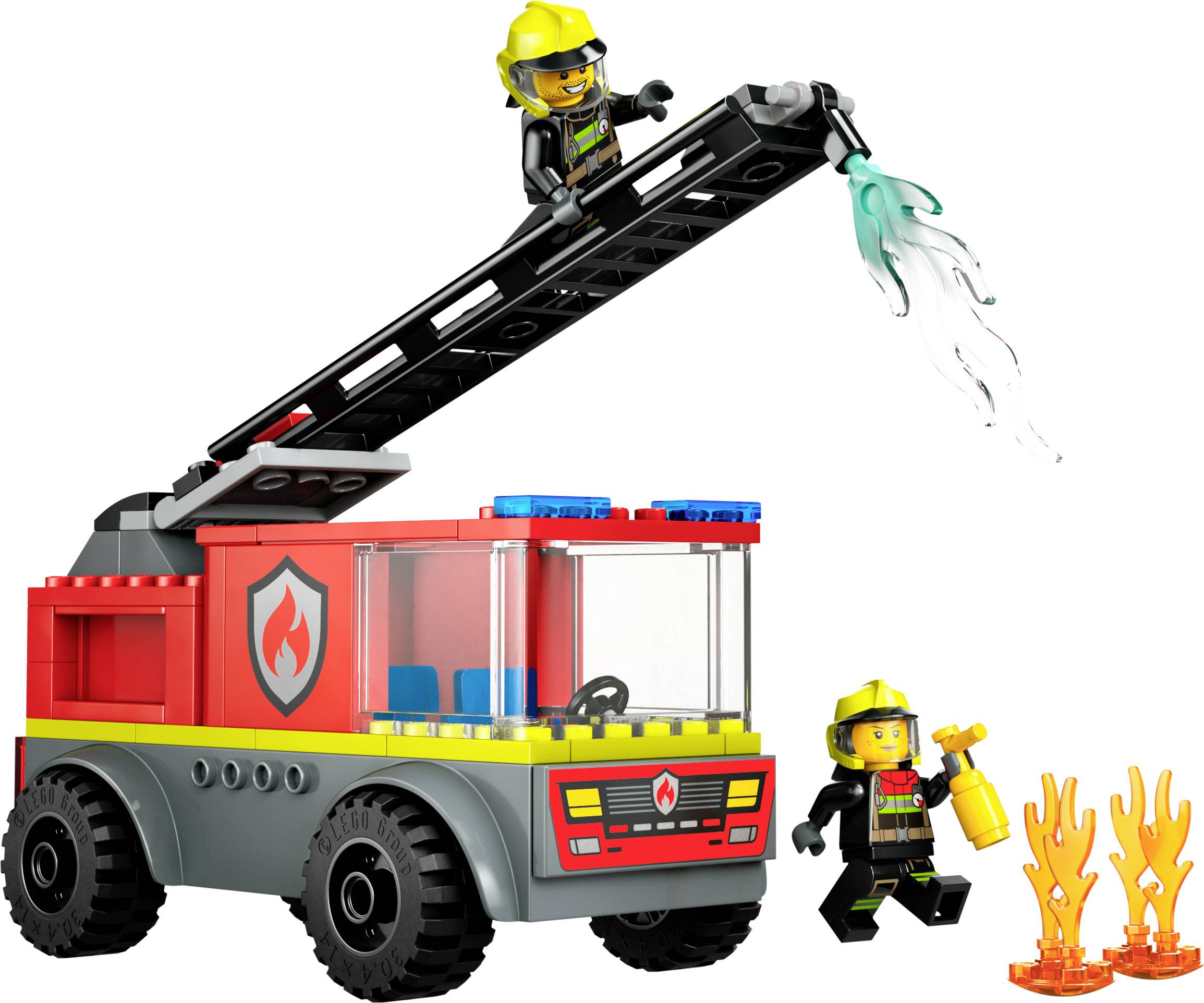 Hasičské auto LEGO s vysúvateľným rebríkom, dvoma hasičskými figúrkami v žltom ochrannom oblečení, ktoré hasia plamene vodným prúdom.