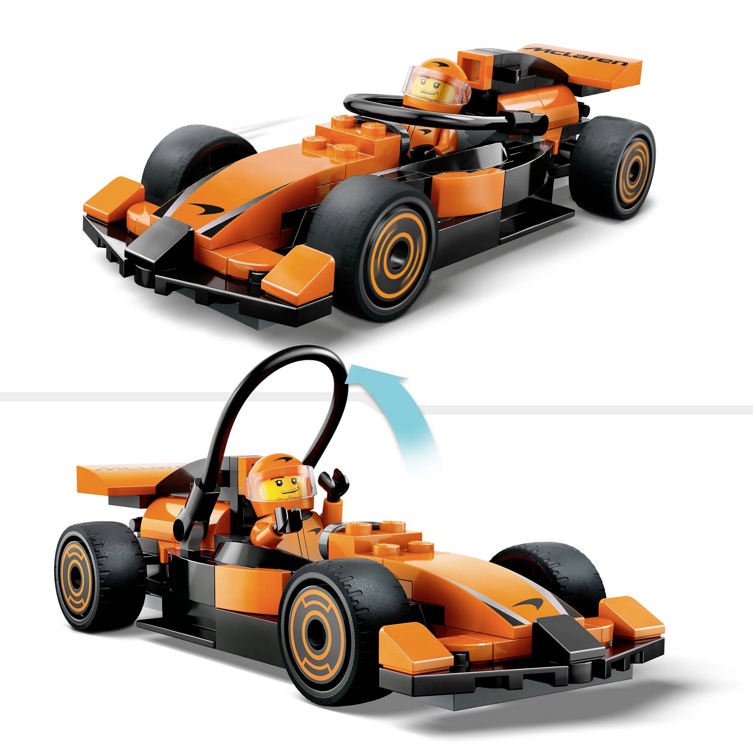 Oranžovo-čierne hračkárske pretekacie auto zo stavebných kociek s usmievajúcou sa figúrkou za volantom. Horný pohľad ukazuje celé auto.