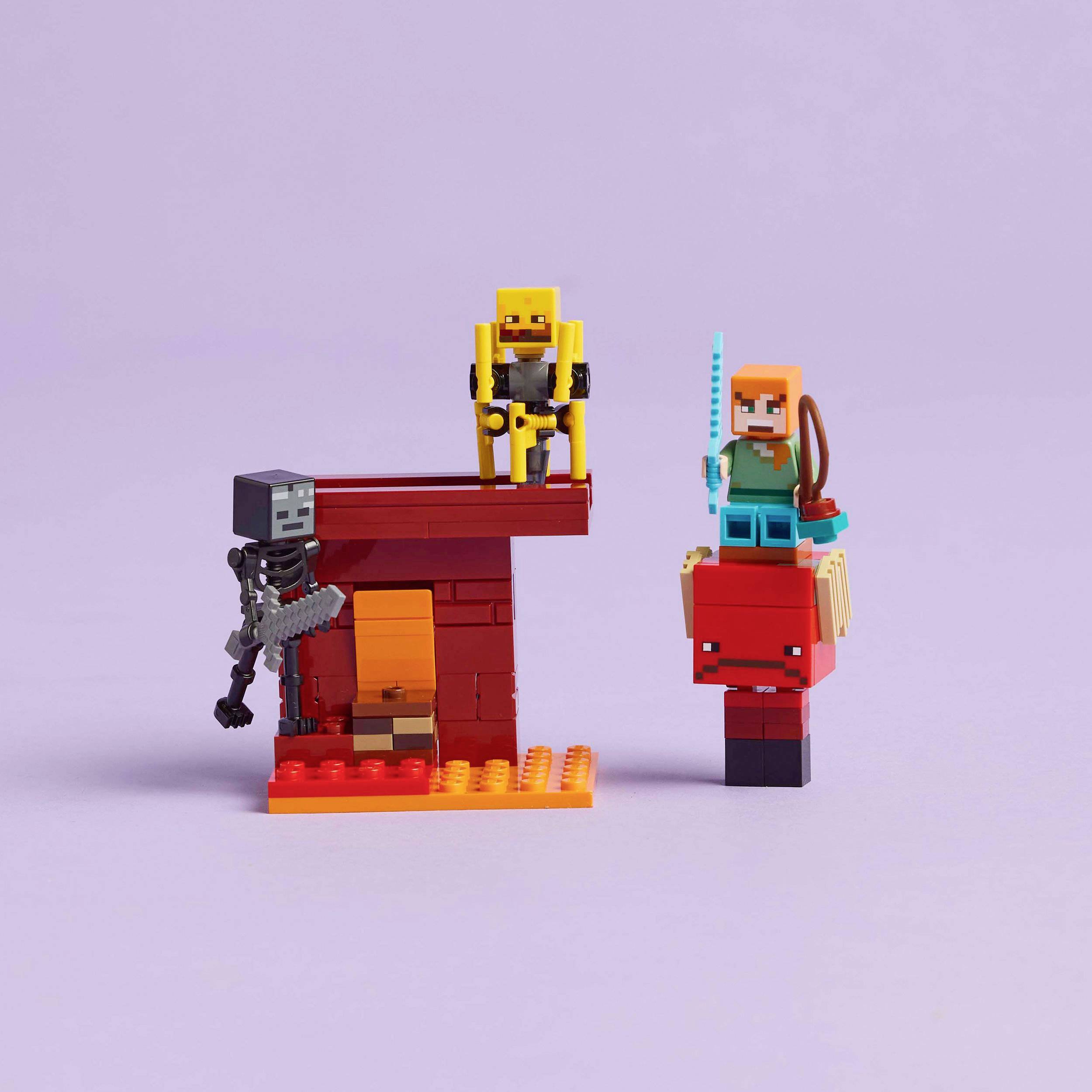 Lego reprodukcia: Kostra s mečom stojí na červenom podstavci. Postava v modrom oblečení sedí na červenom stvorovi. Žltá bytosť sedí na streche.
